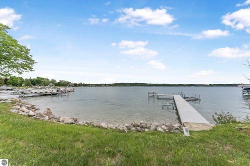 7510 Crystal Dr, Beulah, MI, 49617-9218 | Card Image
