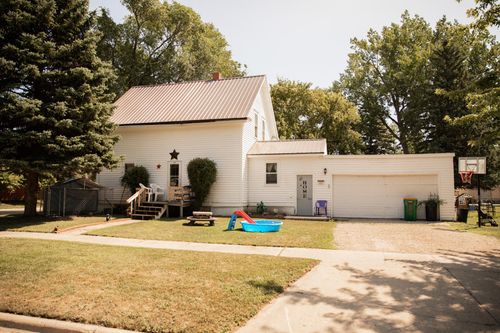 203 S Main St, Gwinner, ND, 58040-4105 | Card Image
