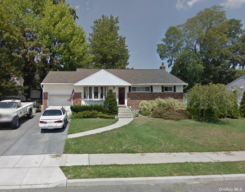 Hampshire Dr, Farmingdale, NY 11735