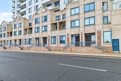 526 Pacific Th8 Ave, Atlantic City, NJ, 08401-9999 | Card Image