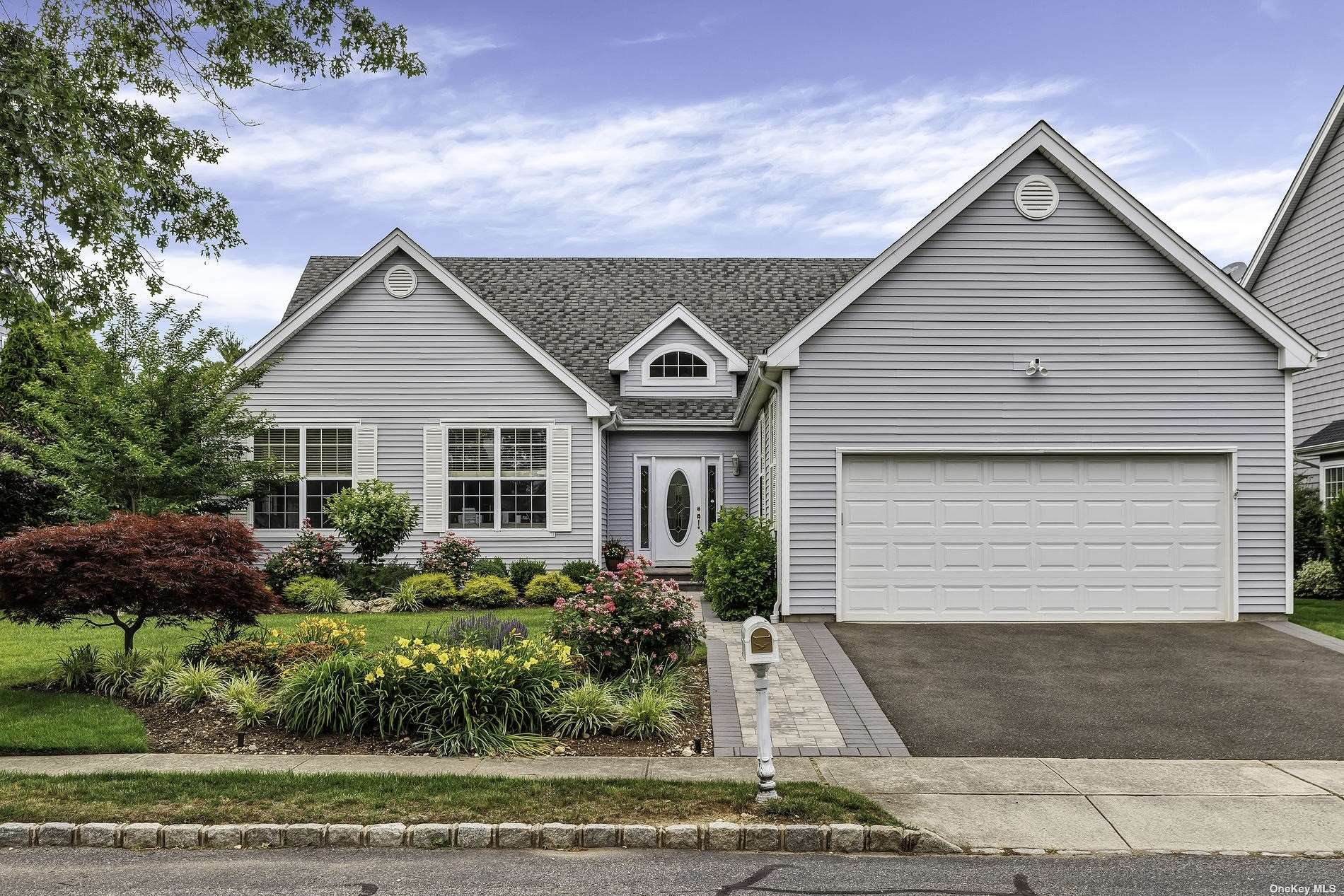 Amberson Pl, Melville, NY 11747