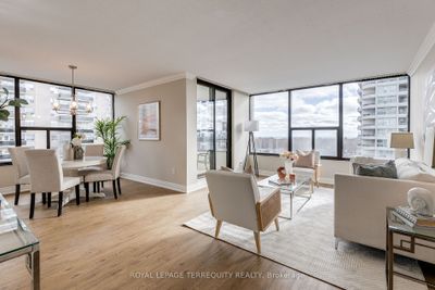 901 - 100 Quebec Ave, Condo with 3 bedrooms, 2 bathrooms and 1 parking in Toronto ON | Image 3