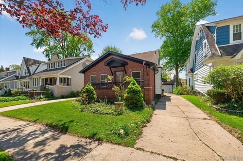 1781 Brys Dr, Grosse Pointe Woods, MI, 48236-1009 | Card Image
