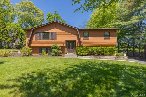 4 Apple Ct, Nanuet, NY, 10954-3742 | Card Image