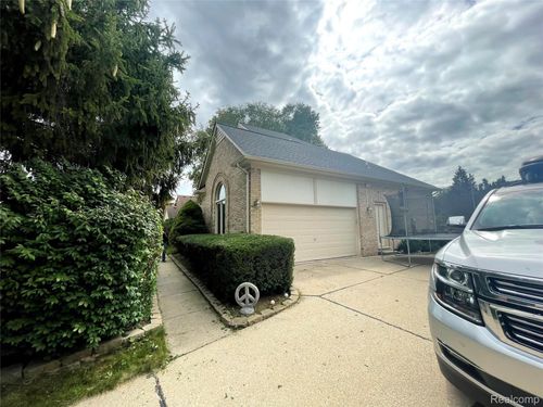 3229 Parkwood Dr, Rochester Hills, MI, 48306-3653 | Card Image