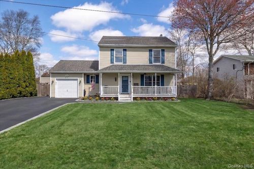 15 Loughlin Dr, Shirley, NY, 11967-3308 | Card Image