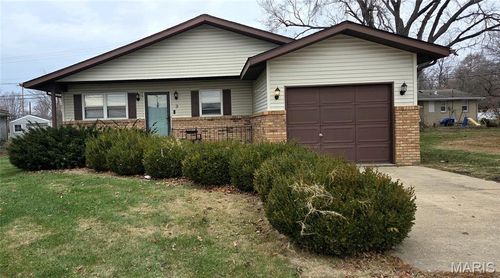 9 N Main St, Moro, IL, 62067-1001 | Card Image