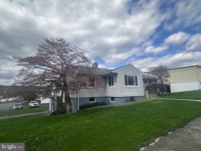 901 Walnut St, House other with 5 bedrooms, 2 bathrooms and null parking in ROARING SPRING PA | Image 5