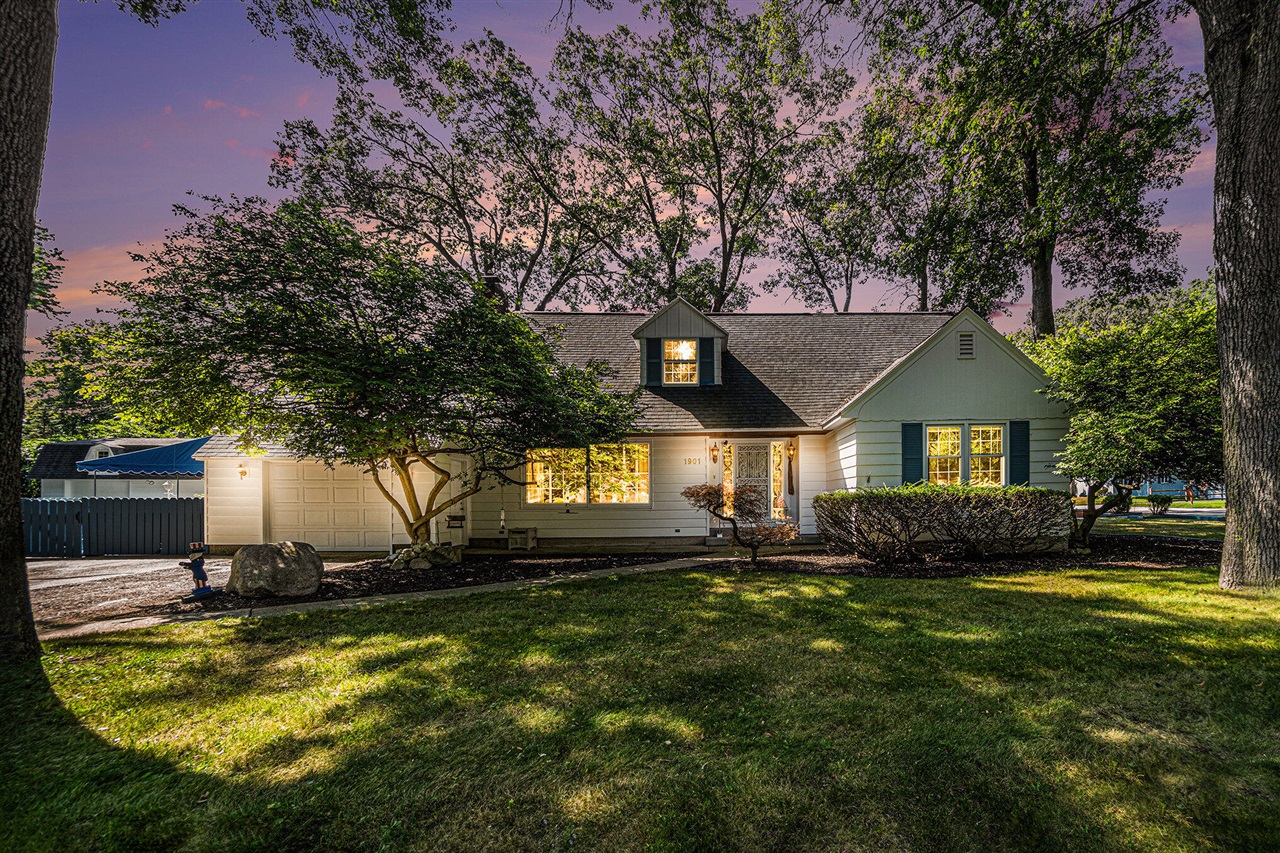 Spencer Dr, Norton Shores, MI 49441