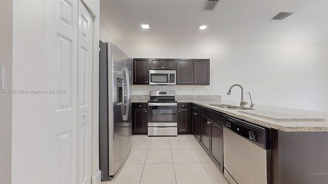 9231 W 32 Nd Ln, Home with 3 bedrooms, 3 bathrooms and null parking in Hialeah FL | Image 7