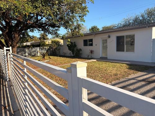 1220 Ne 206th St, Miami, FL, 33179-2017 | Card Image