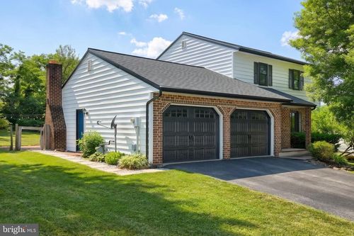 2832 Glen Hollow Dr, York, PA, 17406-9711 | Card Image