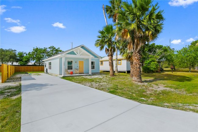 300 Rustic Oak Ln, House other with 3 bedrooms, 2 bathrooms and 3 parking in Rockport TX | Image 9