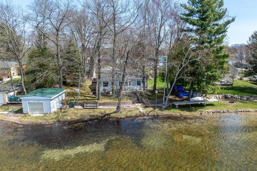 8581 Lynwood Ln, Mecosta, MI, 49332-8618 | Card Image