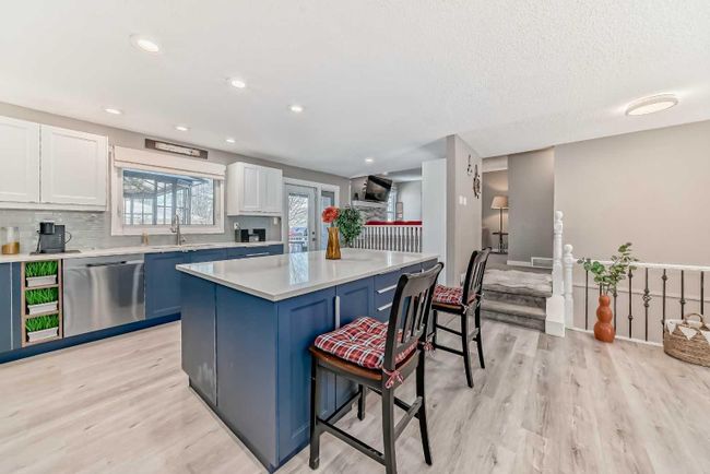 440 Cantrell Drive Sw, Home with 3 bedrooms, 1 bathrooms and 4 parking in Calgary AB | Image 5