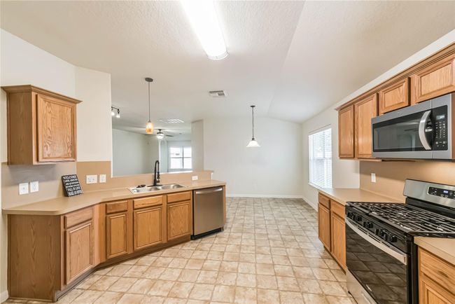 23518 Hidden Maple Dr, House other with 3 bedrooms, 2 bathrooms and 2 parking in Spring TX | Image 9