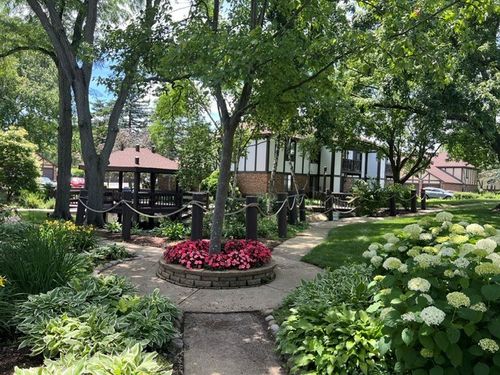 b-880 Johnstown Ln, Wheaton, IL, 60189-7551 | Card Image