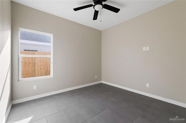 Unfurnished room with ceiling fan and baseboards | Image 8