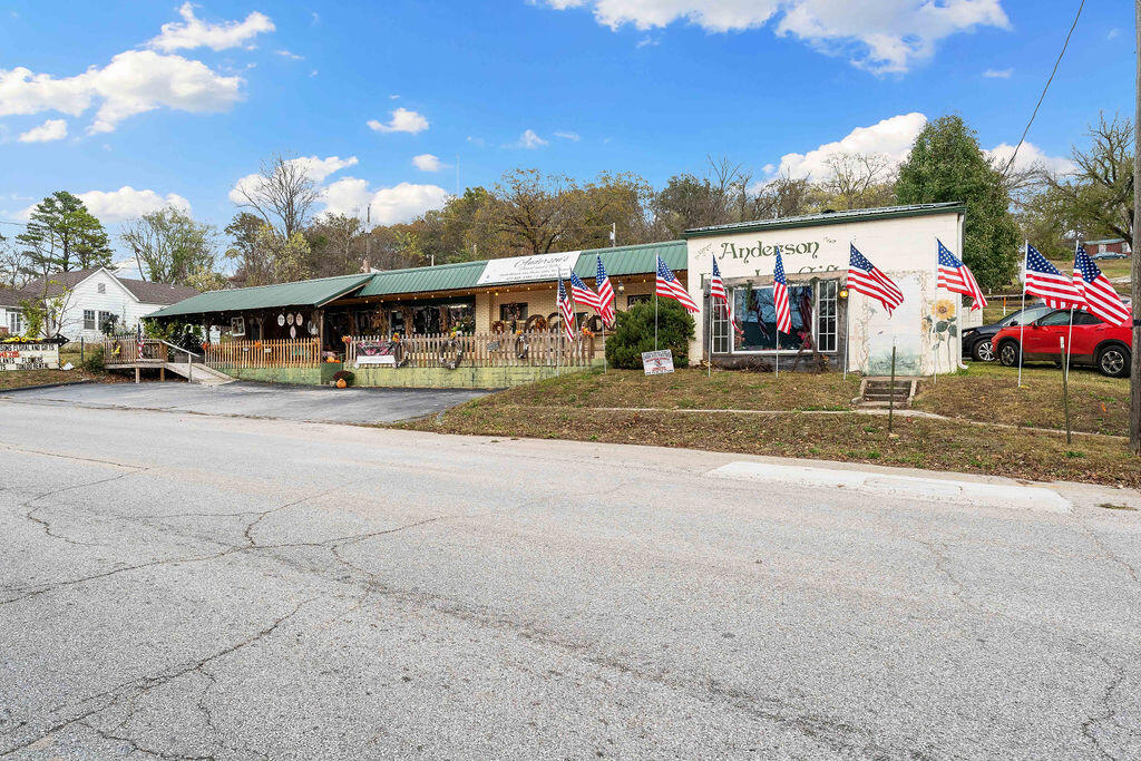 102 N Walnut St, Anderson, MO 64831