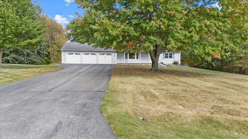 12190 Carriage Trail Cir, Davisburg, MI, 48350-1610 | Card Image
