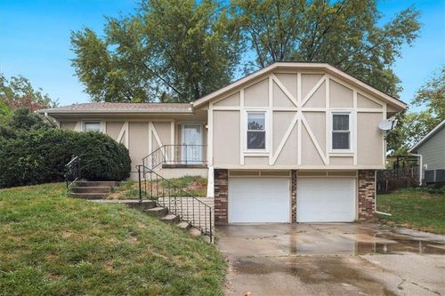 8702 Linda Ln, Pleasant Valley, MO, 64068-9045 | Card Image