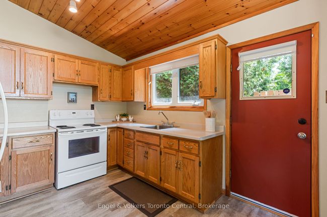 568 Bay St, House other with 3 bedrooms, 1 bathrooms and 4 parking in South Bruce Peninsula ON | Image 6