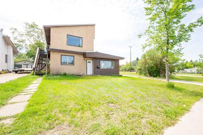 9513 108 Ave, House detached with 5 bedrooms, 2 bathrooms and 8 parking in Grande Prairie AB | Image 1