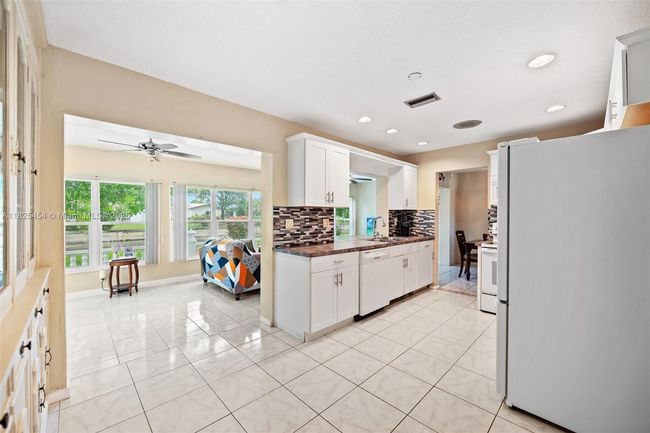 6905 Nw 73 Rd St, House other with 2 bedrooms, 2 bathrooms and null parking in Tamarac FL | Image 6