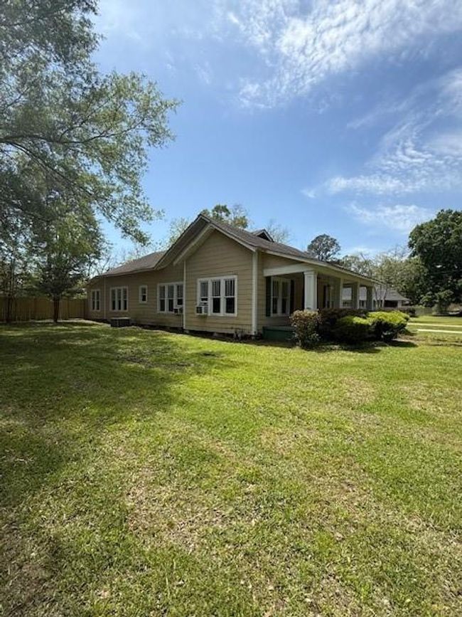 1100 Maple St, House other with 3 bedrooms, 2 bathrooms and null parking in Winnfield LA | Image 4