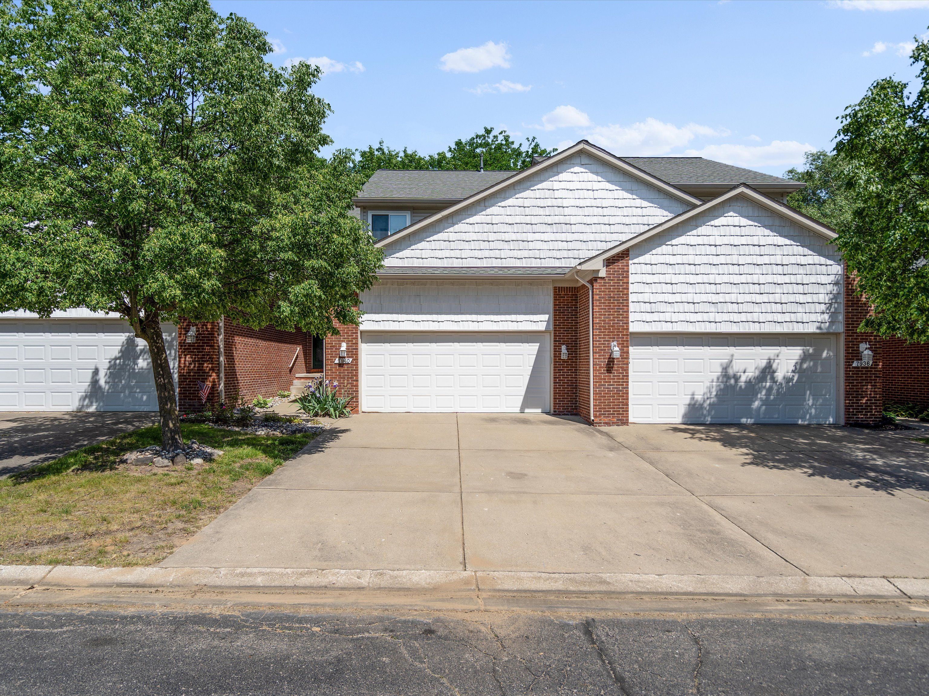 Divot Dr, Waterford, MI 48327