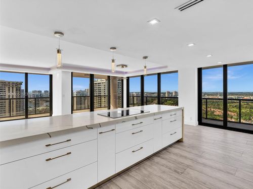 27d-19667 Turnberry Way, Aventura, FL, 33180-2514 | Card Image