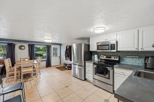 1231 Hewitt Ave, Saint Paul, MN, 55104-1422 | Card Image