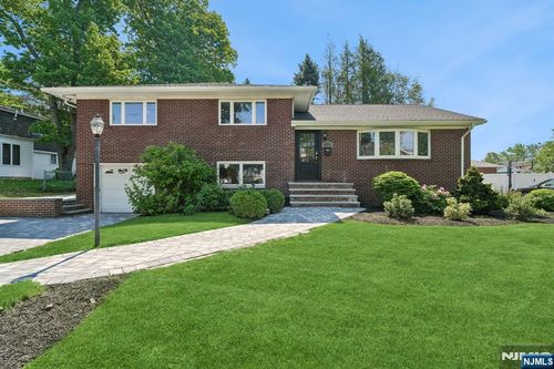11 Raymond St, Englewood Cliffs, NJ, 07632-3008 | Card Image