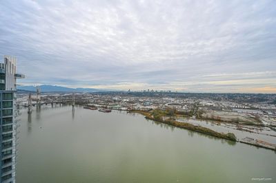 4107 - 680 Quayside Dr, Condo with 2 bedrooms, 2 bathrooms and 1 parking in New Westminster BC | Image 2