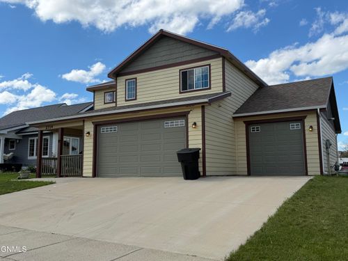 2714 Chokecherry St, Williston, ND, 58801-2926 | Card Image