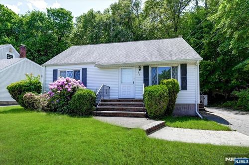 584 Goffle Hill Rd, Hawthorne, NJ, 07506-3011 | Card Image