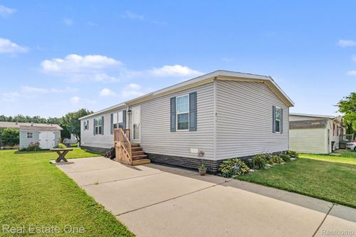 8516 Michael Dr, Newport, MI, 48166-8821 | Card Image
