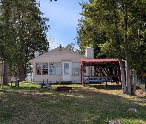 8791 Old State Ave, Farwell, MI, 48622-8708 | Card Image