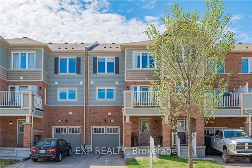 8 Stratus St, Kitchener, ON, N2R0K6 | Card Image