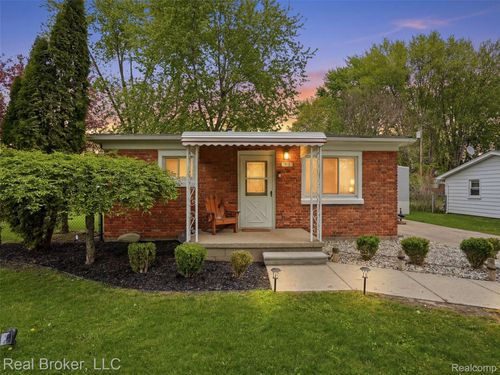 918 Columbia St, Algonac, MI, 48001-1220 | Card Image