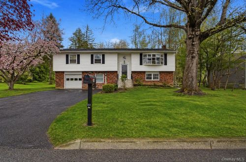 39 Carriage Hill Ln, Poughkeepsie, NY, 12603-4233 | Card Image