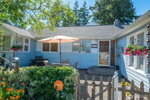 685 Ne Regatta Dr, Oak Harbor, WA, 98277-4905 | Card Image