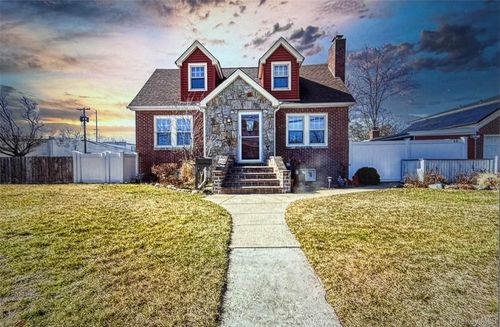 15 Park St, Copiague, NY, 11726-2025 | Card Image