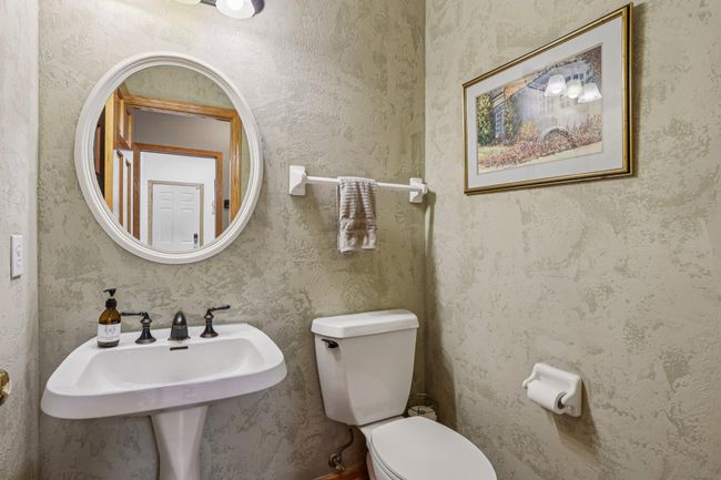 Main floor powder room | Image 13