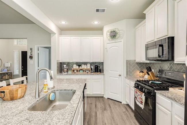 2337 Shalmar Dr, House other with 4 bedrooms, 2 bathrooms and 3 parking in West Columbia TX | Image 15