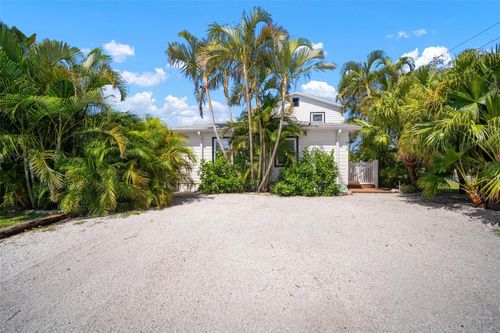 656 40th Ave Ne, ST PETERSBURG, FL, 33703-5906 | Card Image
