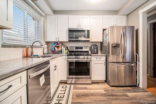 15562 Warwick Ave, Allen Park, MI, 48101-2728 | Card Image