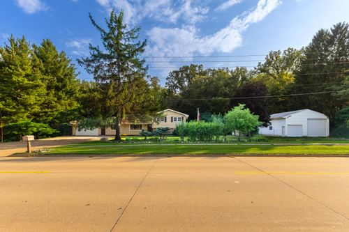 6655 Crow Creek Rd, Bettendorf, IA, 52722-6524 | Card Image