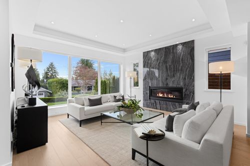 976 Melbourne Ave, North Vancouver, BC, V7R1N9 | Card Image