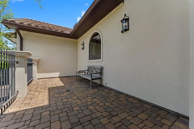 Have coffee on your quaint courtyard! | Image 4
